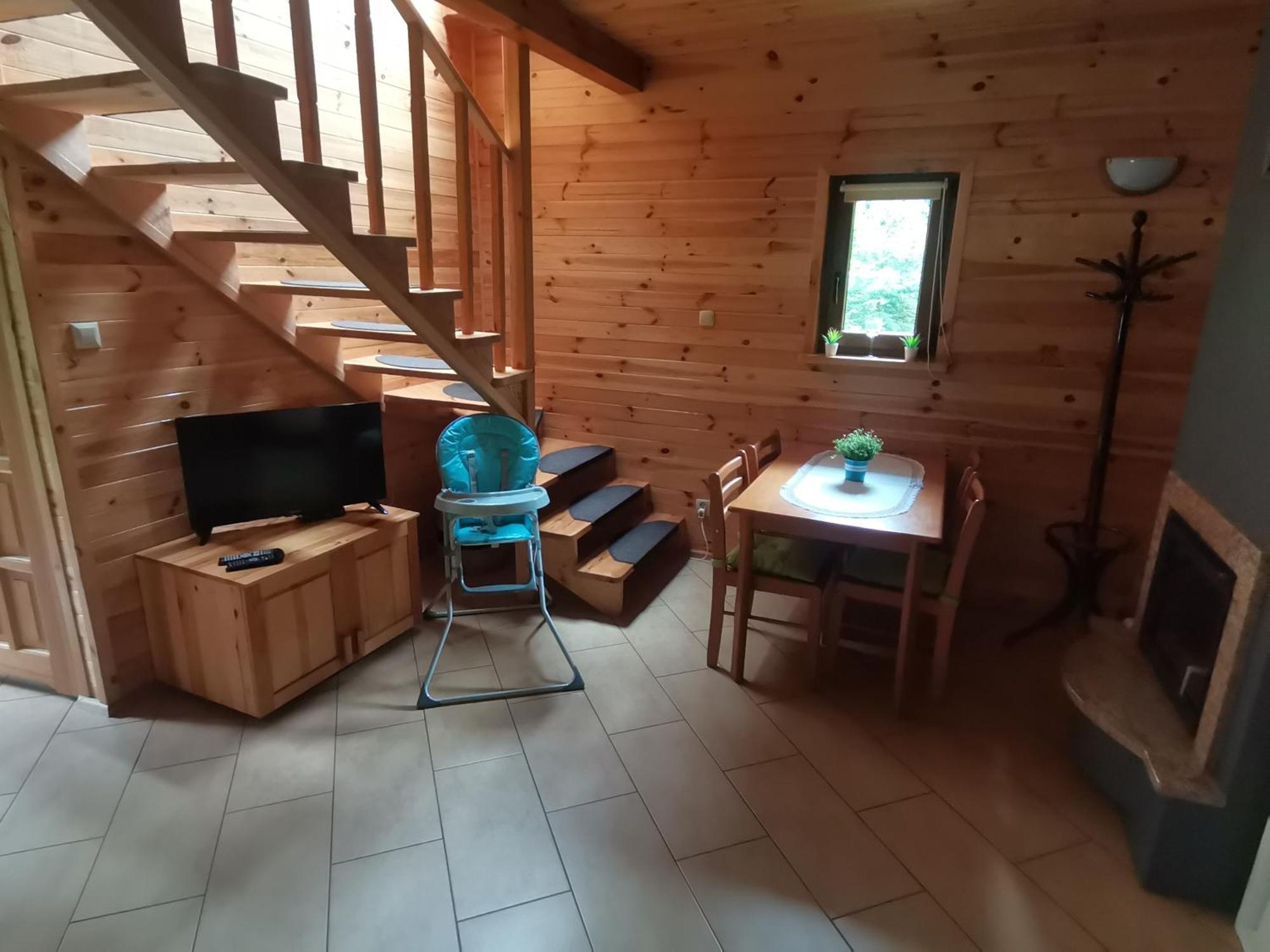 Klimatyczny W Lesie Przy Jeziorze